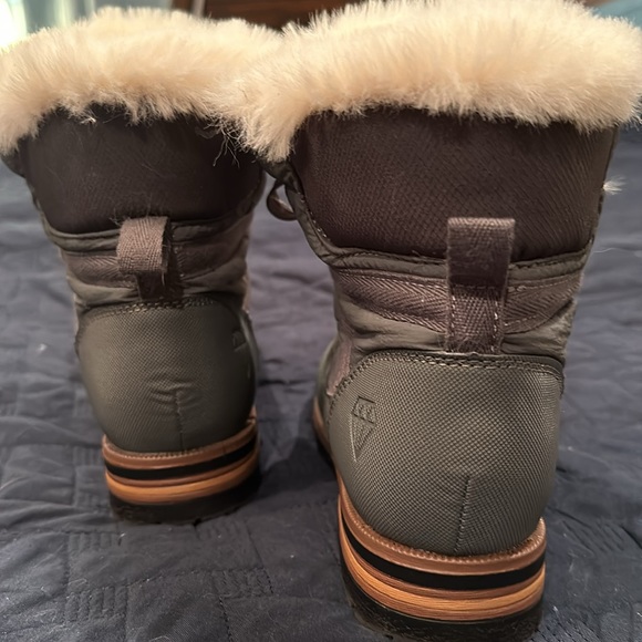 Womens winter boots with cream colored faux fur lining, gray boot, size 8.5 - Picture 3 of 5